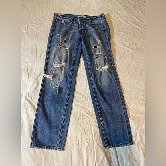 Hollister Jeans Womens Sz 26W x 27L Relaxed Fit Destructed Denim High rise Sz 3 - Picture 1 of 10
